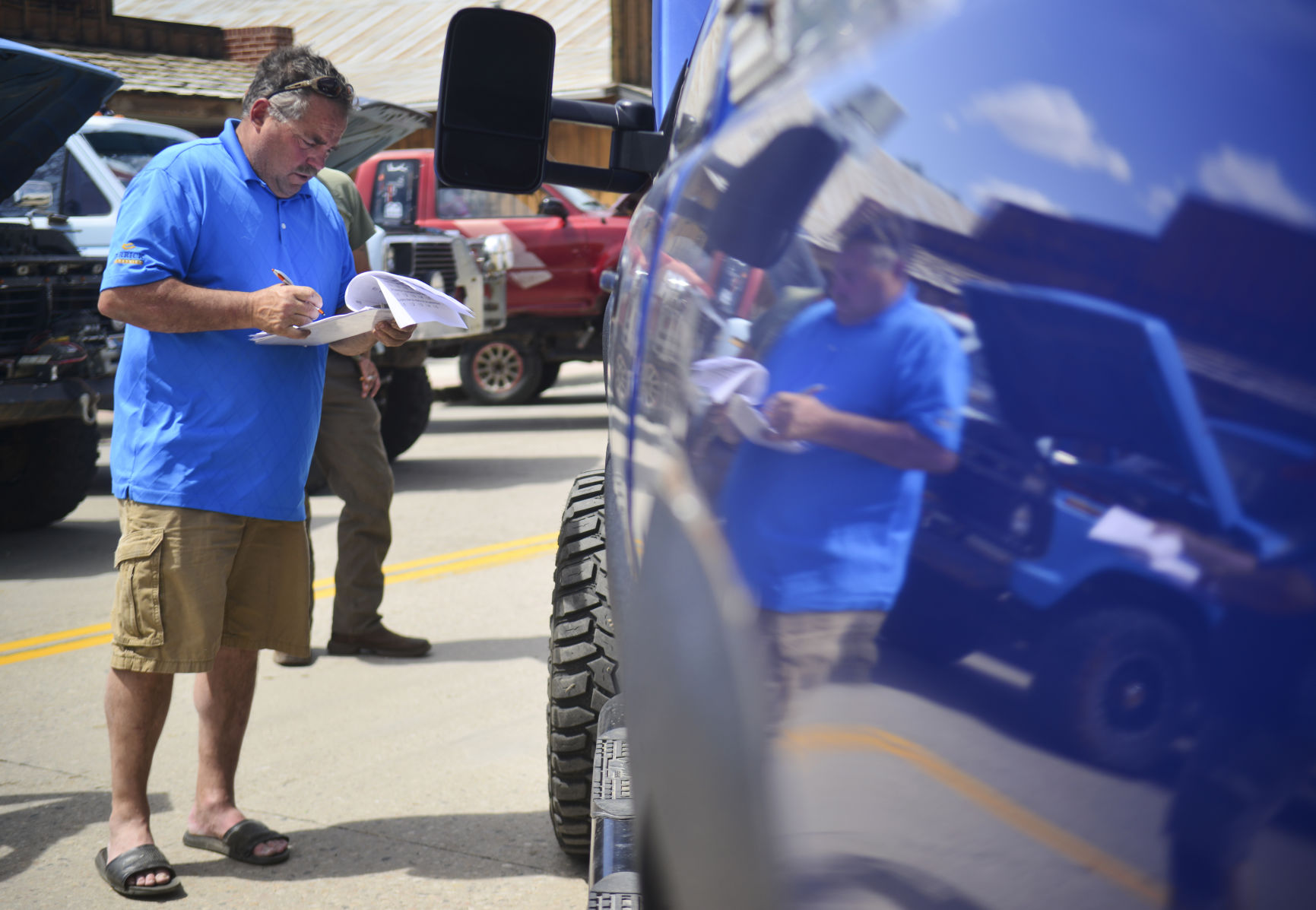 Dave Straub begins filling out his judging sheet for Mountain Truck #7